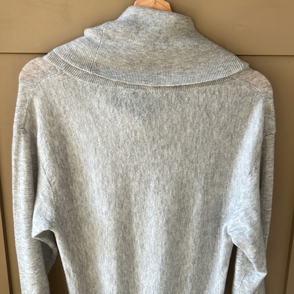 BCBG Maxazaria 100% Cashmere Heather Gray Cowl Neck Sweater sz M - Picture 5 of 8